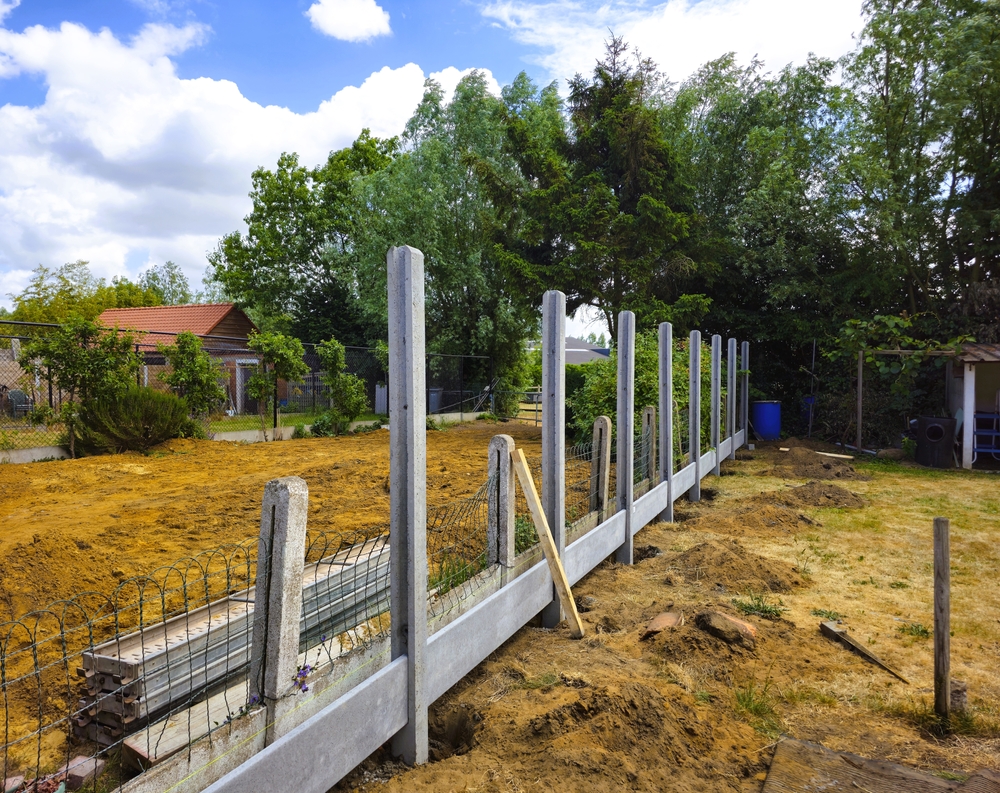 construcție gard ridicare stalpi