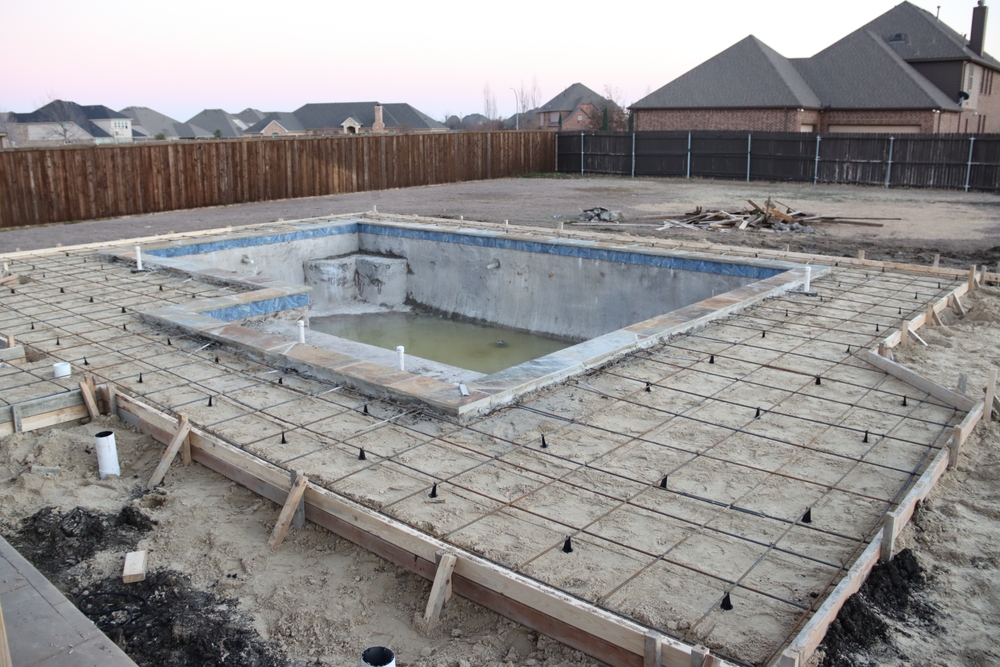 construcție piscina în curte șantier acte