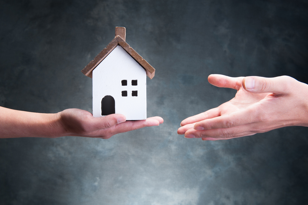 act donație casa o mână tine o casa in miniatura către alta mână