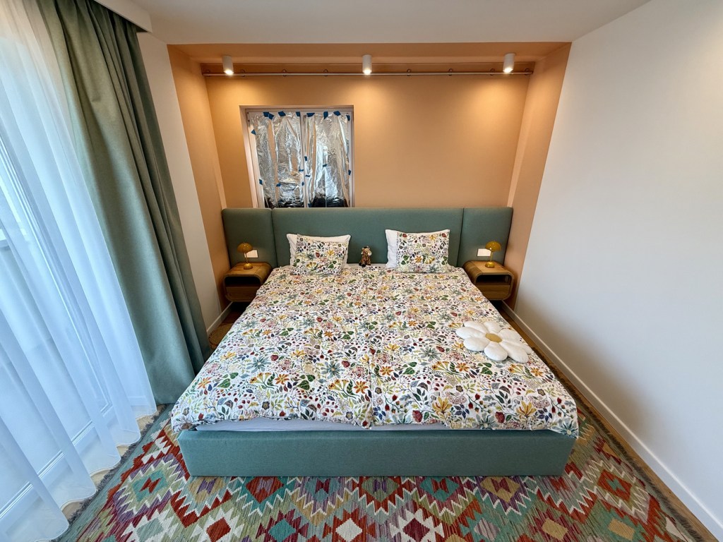 După doi ani, apartamentul lor a fost complet transformat