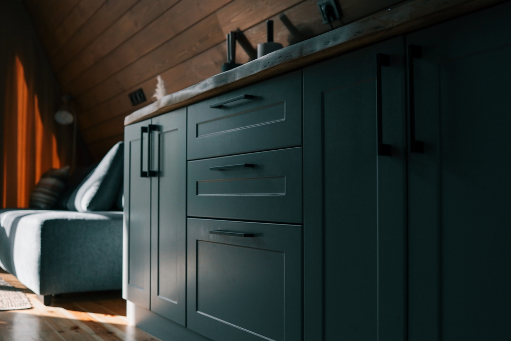 mobila mată dulap verde din lemn detaliu de aproape