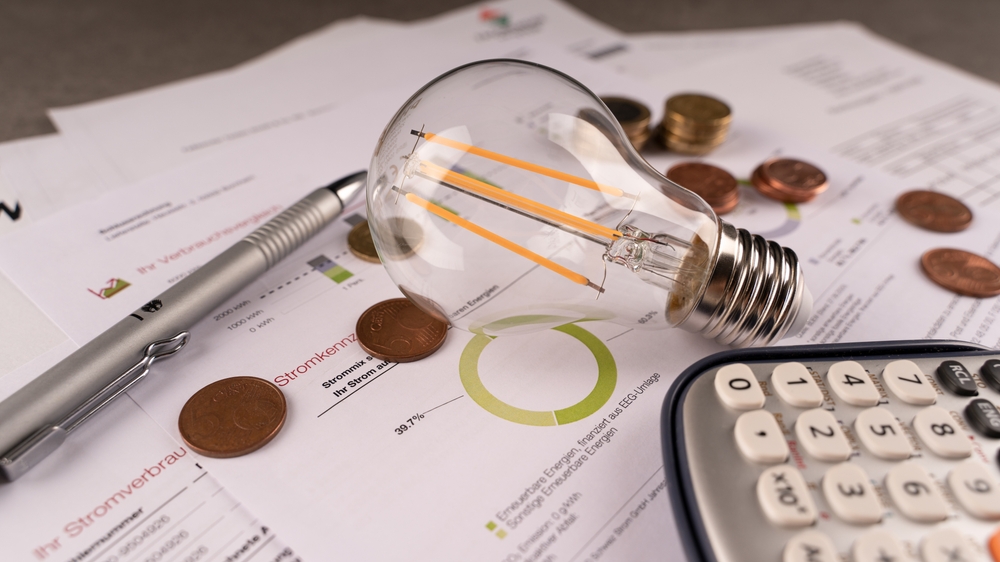 factura la energie electrica cu bec calculator si monede