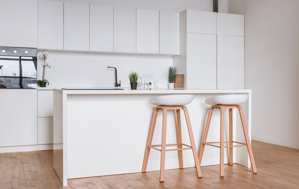 mobila alba minimalista din MDF pentru bucătărie modernă
