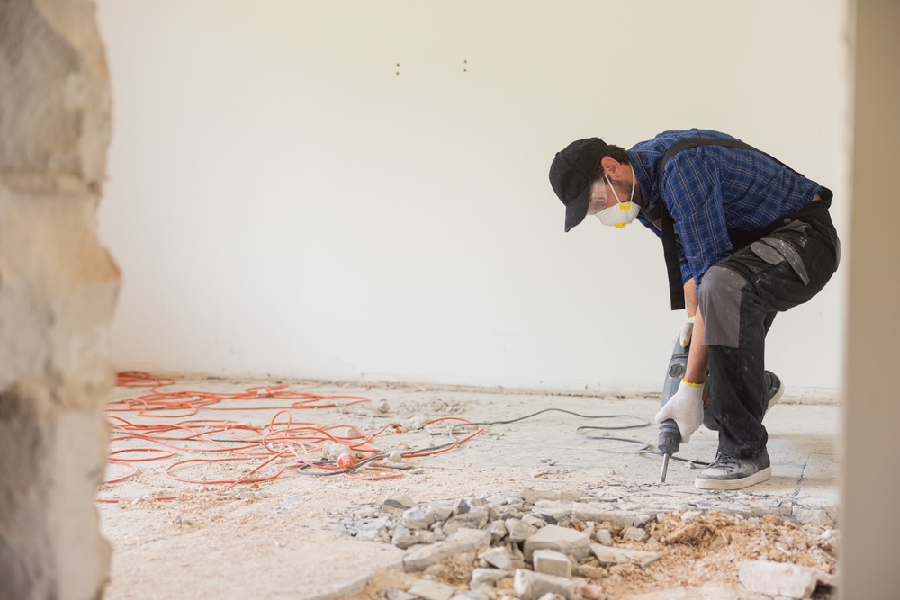 muncitor renovare apartament lucrări asupra podelei