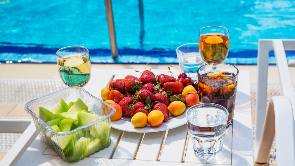 pachet ultra all inclusive cazare piscina platou fructe băuturi
