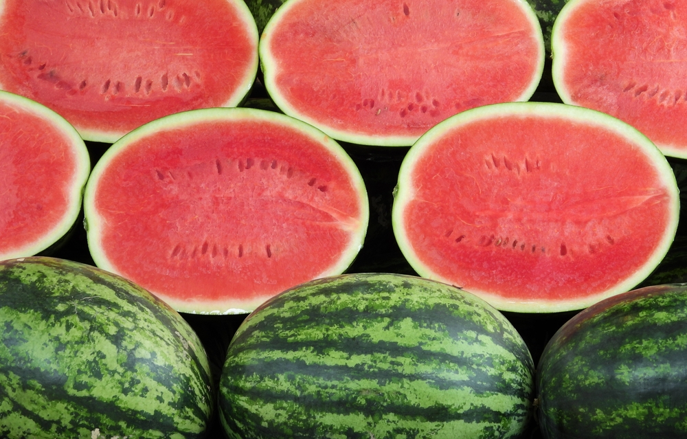 pepene roșu tăiat si intreg