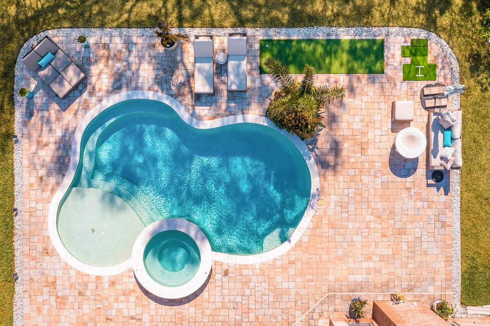 piscina în curte casa vedere de sus