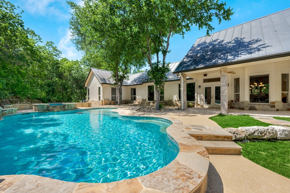 piscina în curte cu casa