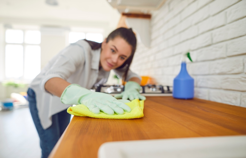 Dintre toate camerele, în bucătărie trebuie să faci cel mai des curat, fiindcă este locul care adună cel mai rapid murdărie. FOTO: Shutterstock