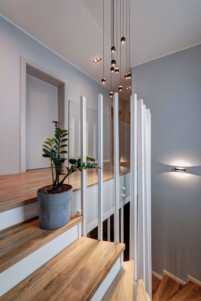 amenajare zona scari casa cluj cu trepte din lemn de stejar stil scandinav plante si corpuri de iluminat