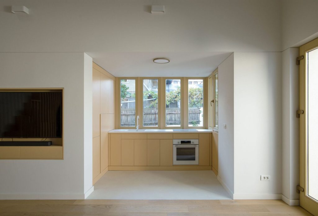 Amenajarea interiorului a presupus proiectarea tuturor elementelor de mobilier fix