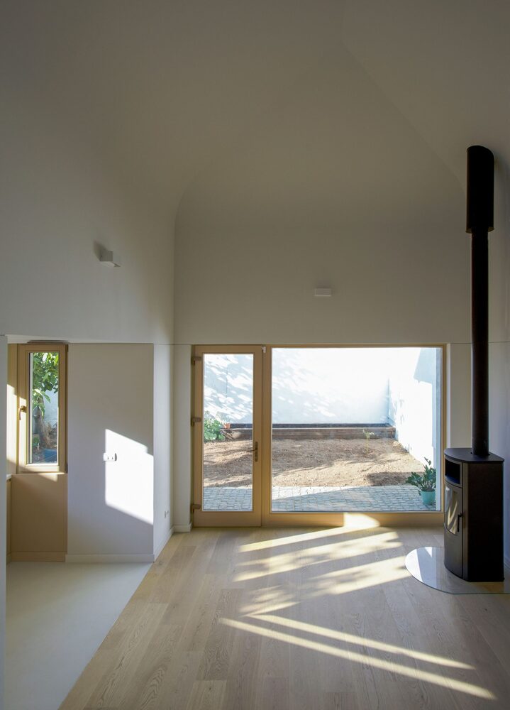 Amenajarea interiorului a presupus proiectarea tuturor elementelor de mobilier fix