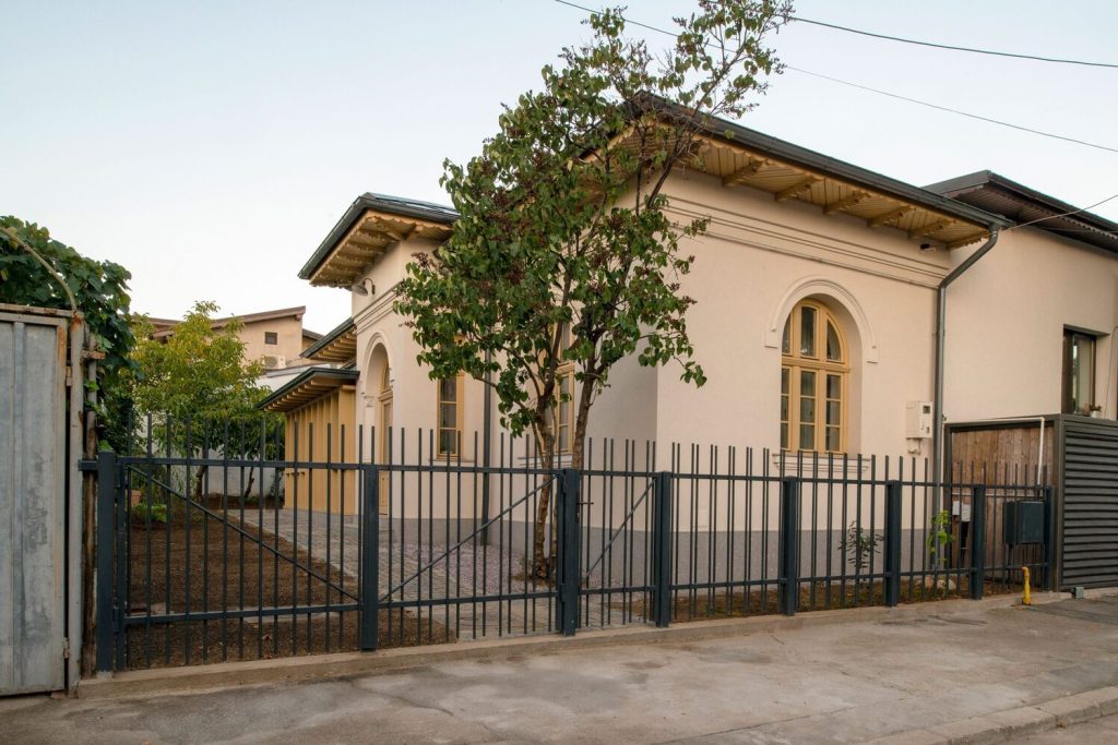 Deși aflată într-o stare deplorabilă, arhitecții au fost atrași de prezența tuturor elementelor originale ale exteriorului