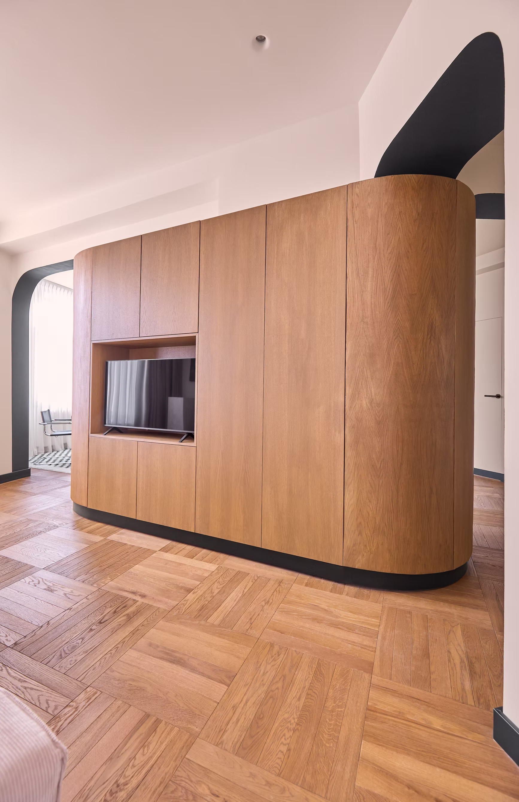 dulap din lemn cu laturi rotunjite care unește livingul cu holul