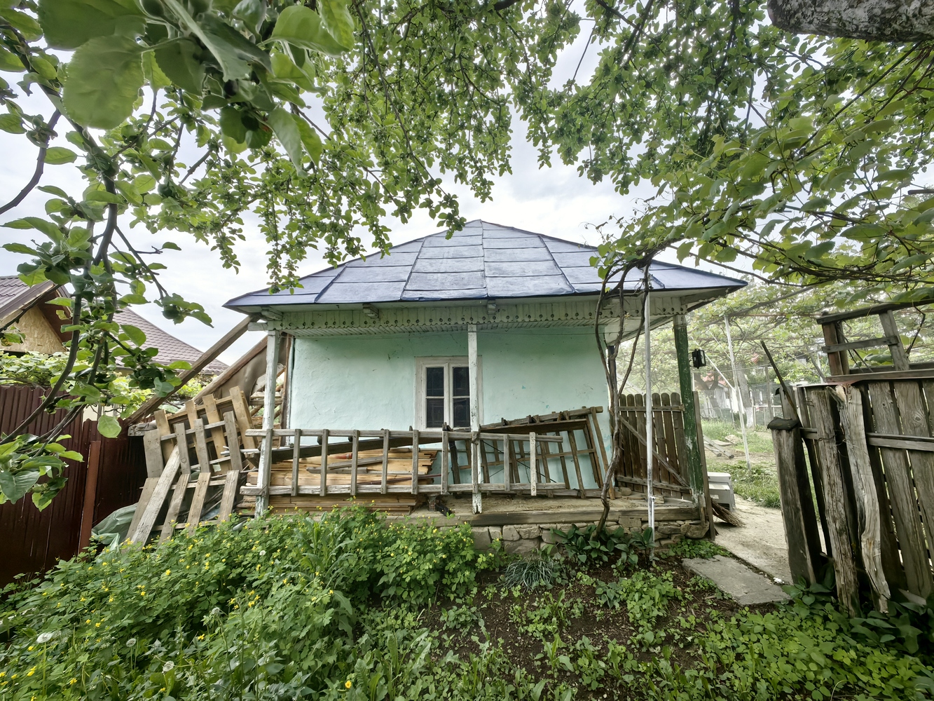 Casa nouă în contrast cu cea veche