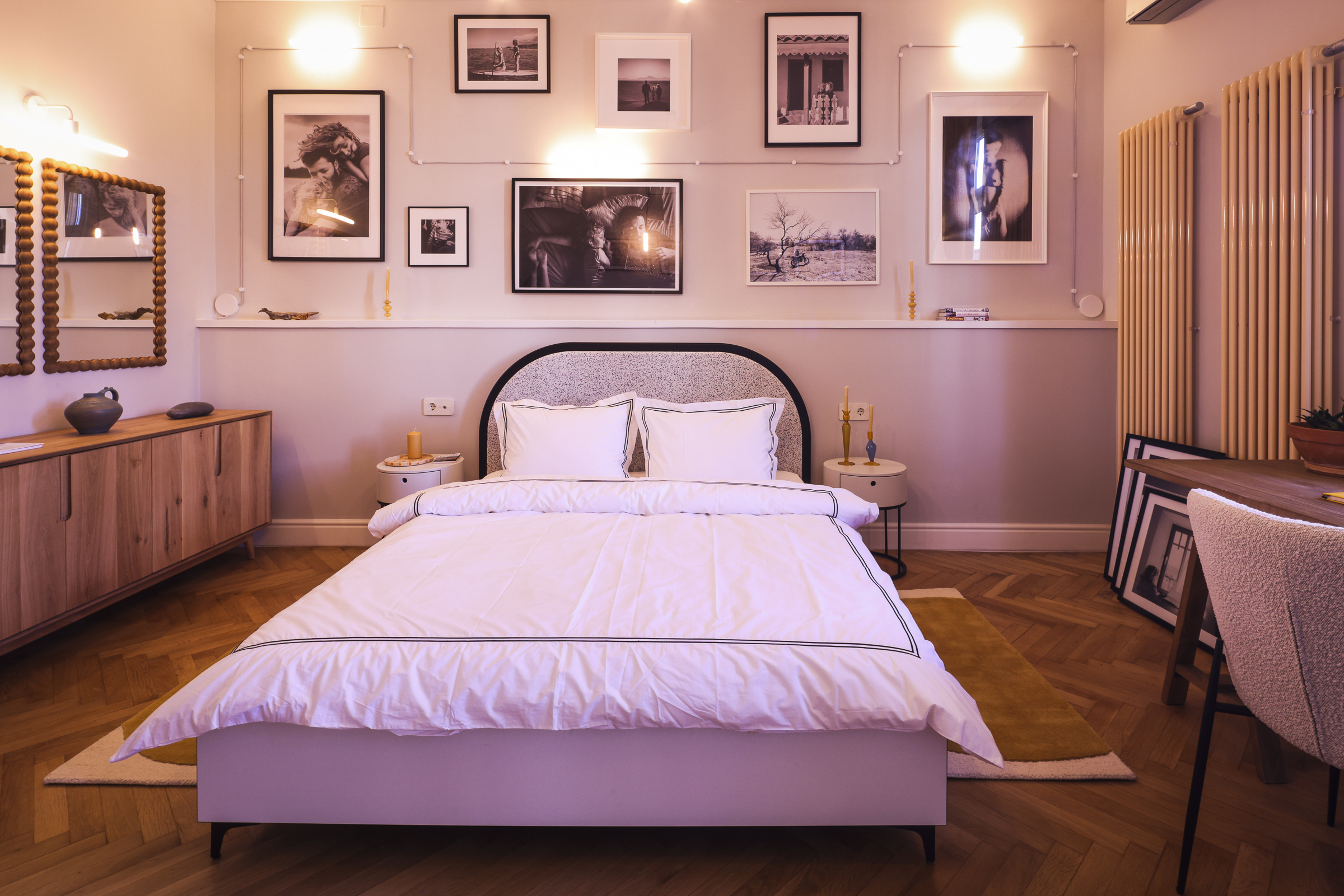 idee decor perete dormitor gallery wall tablouri deasupra patului