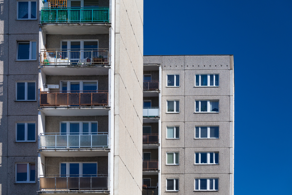 blocuri de apartamante vechi in spate cu cer albastru