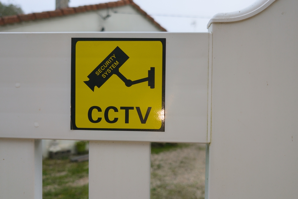 acte necesare montare camere supraveghere semn de avertizare camera de filmat in functiune montat pe gardul unei curti