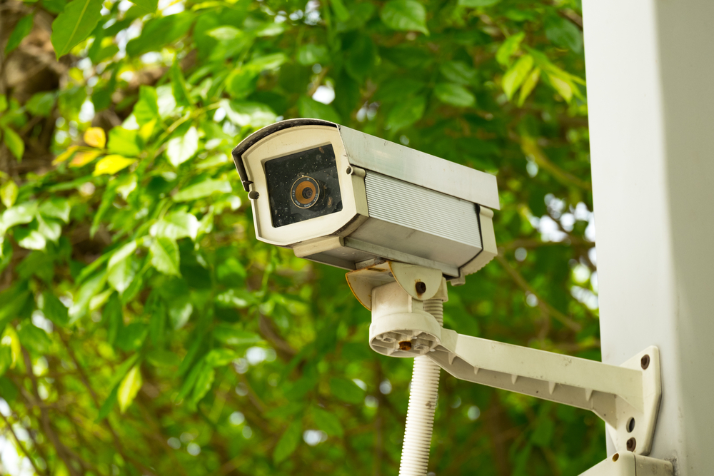 camera supraveghere cu vedere spre curtea vecinului