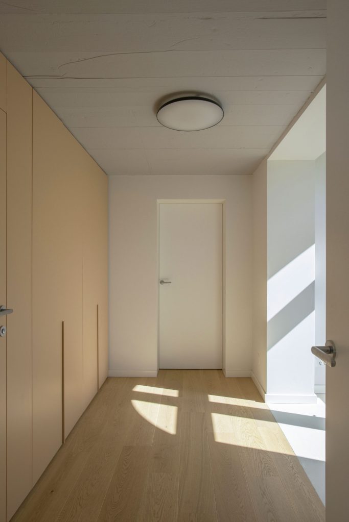 Amenajarea interiorului a presupus proiectarea tuturor elementelor de mobilier fix