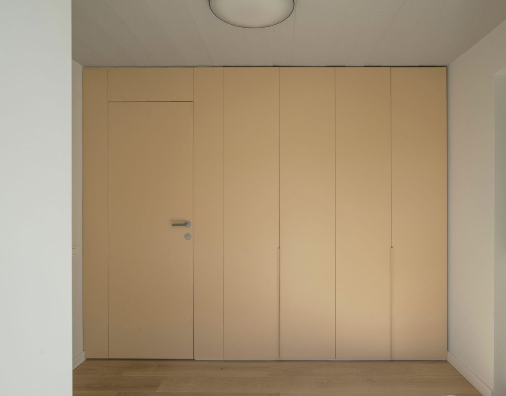 Amenajarea interiorului a presupus proiectarea tuturor elementelor de mobilier fix