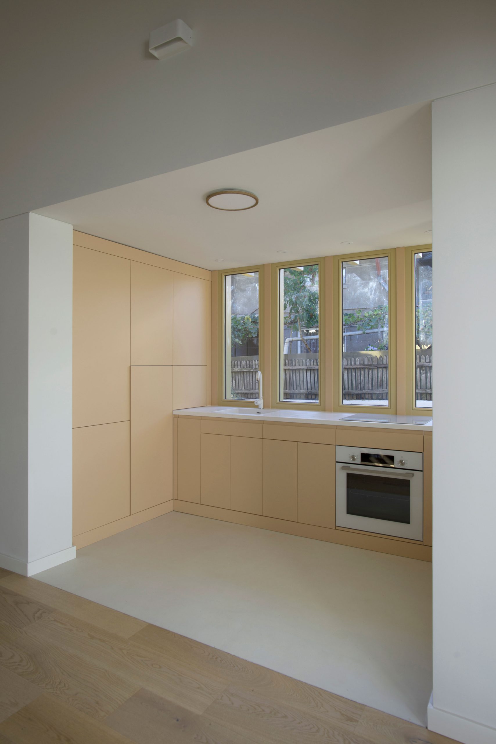 Amenajarea interiorului a presupus proiectarea tuturor elementelor de mobilier fix