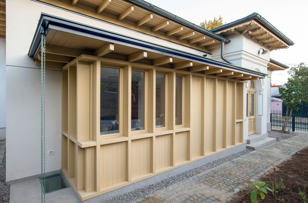 Deși aflată într-o stare deplorabilă, arhitecții au fost atrași de prezența tuturor elementelor originale ale exteriorului