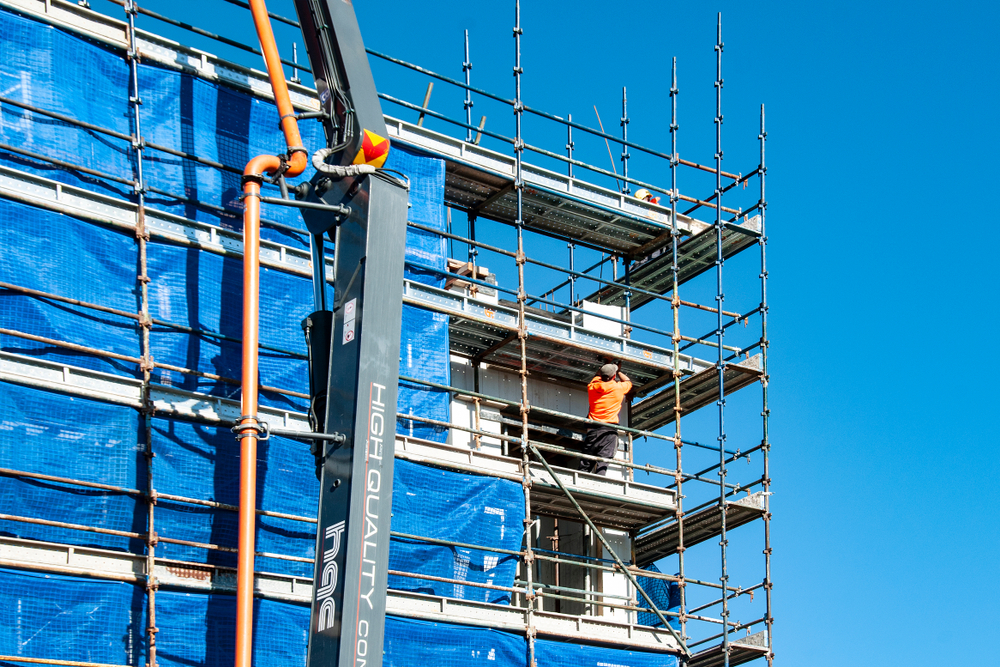 contructie apartamente noi cu schele