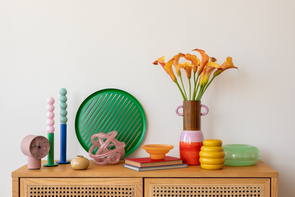 greseli de decorare supraglomerare cu obiecte decorative colorate a unei comode din lemn