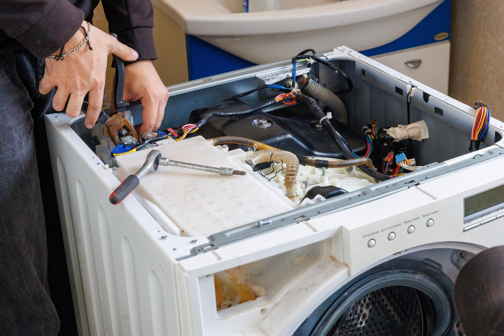 mașina de spălat stricata sunete puternice reparare de către instalator