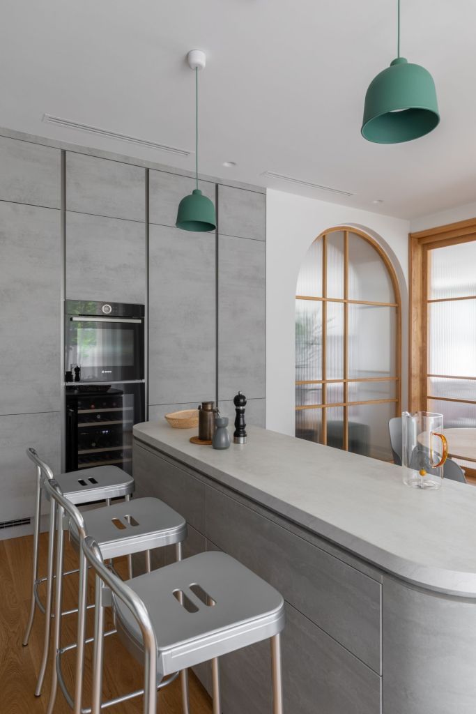 mobilier bucatarie gri cu insula rotunjita