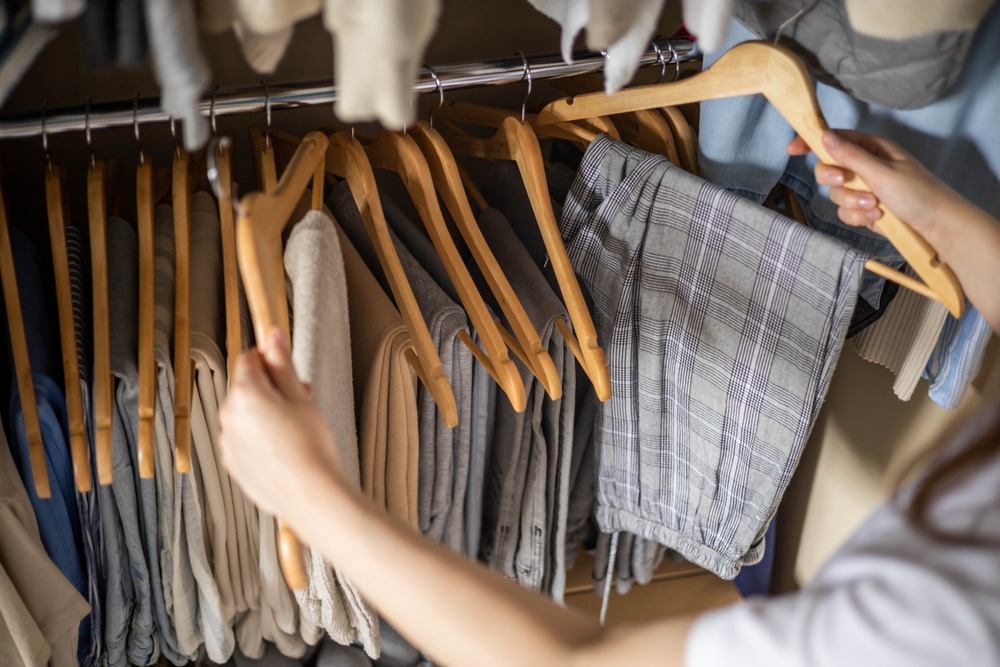 organizare dulap cu sina perechi de pantaloni pe umerase