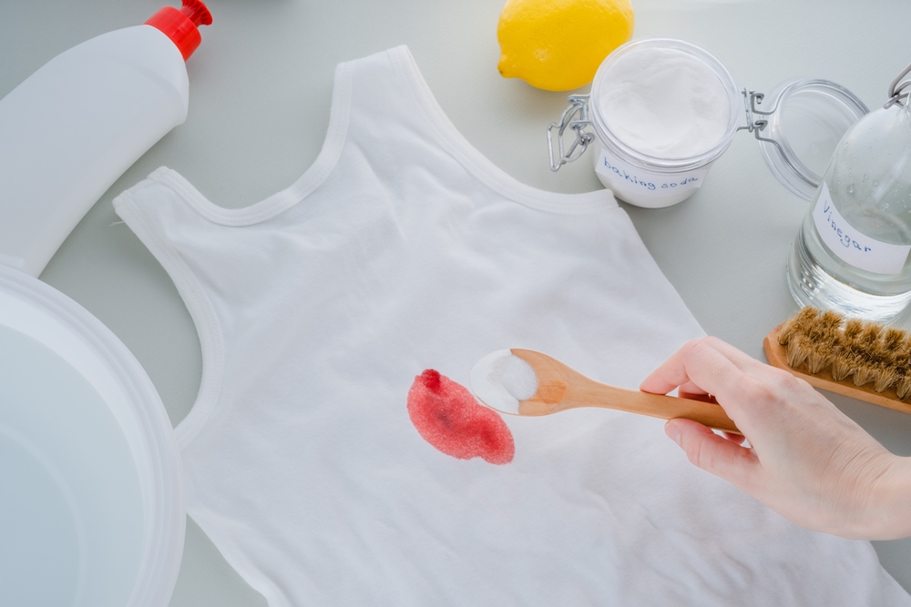 pata de sânge pe tricou alb curățare soluri casnice bicarbonat lămâie 