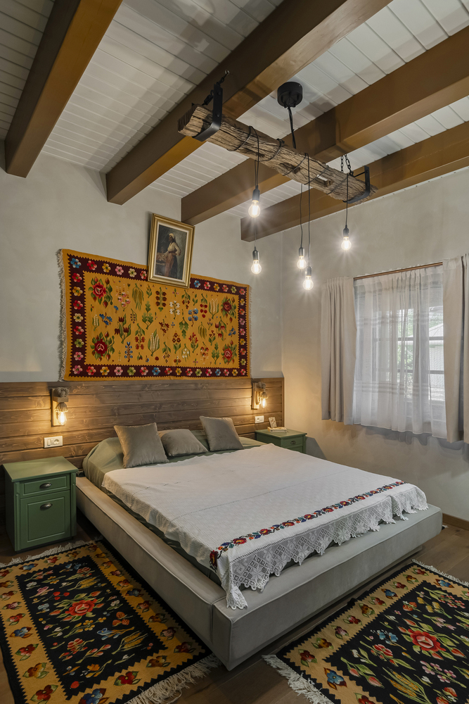 Tencuiala decorativă aleasă special pentru a reda aspectul brut al finisajelor de odinioară Intervențiile arhitecților s-au concentrat pe detalii care au contat în estetica finală - FOTO: Dan Călin