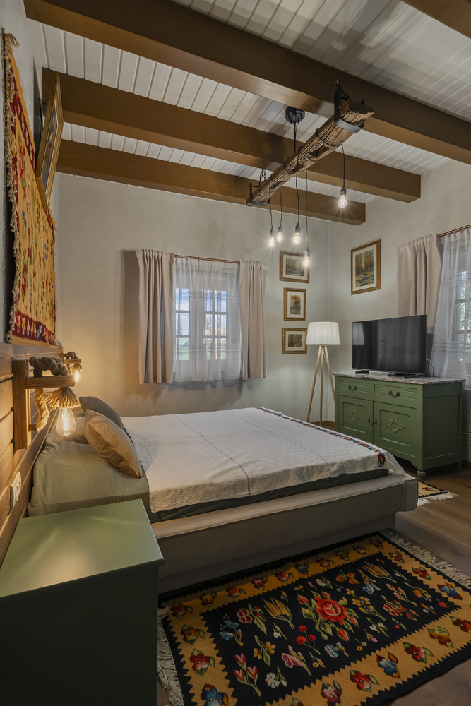 Tencuiala decorativă aleasă special pentru a reda aspectul brut al finisajelor de odinioară Intervențiile arhitecților s-au concentrat pe detalii care au contat în estetica finală - FOTO: Dan Călin