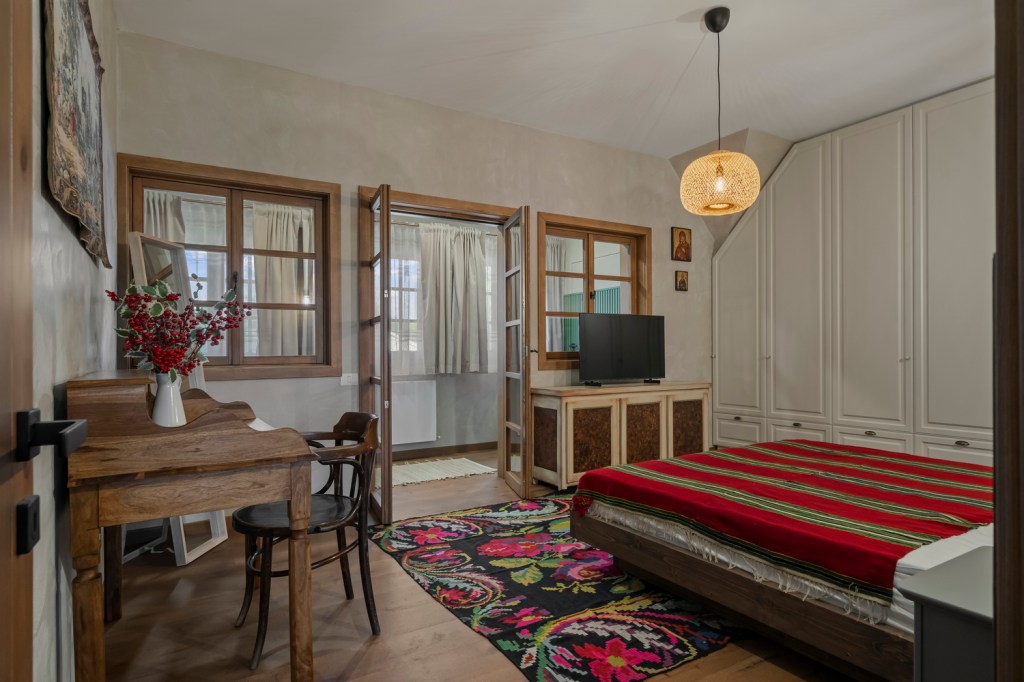 Tencuiala decorativă aleasă special pentru a reda aspectul brut al finisajelor de odinioară Intervențiile arhitecților s-au concentrat pe detalii care au contat în estetica finală - FOTO: Dan Călin