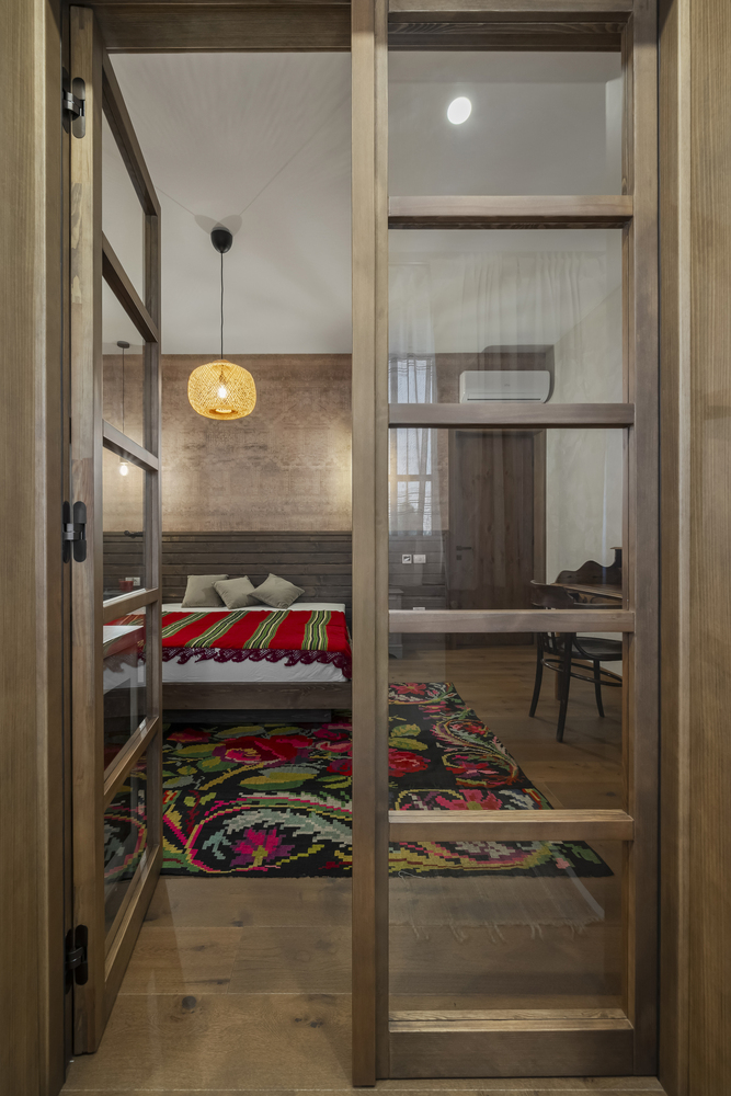 Tencuiala decorativă aleasă special pentru a reda aspectul brut al finisajelor de odinioară Intervențiile arhitecților s-au concentrat pe detalii care au contat în estetica finală - FOTO: Dan Călin