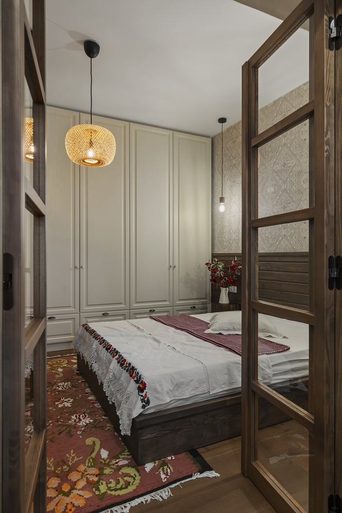 Tencuiala decorativă aleasă special pentru a reda aspectul brut al finisajelor de odinioară Intervențiile arhitecților s-au concentrat pe detalii care au contat în estetica finală - FOTO: Dan Călin