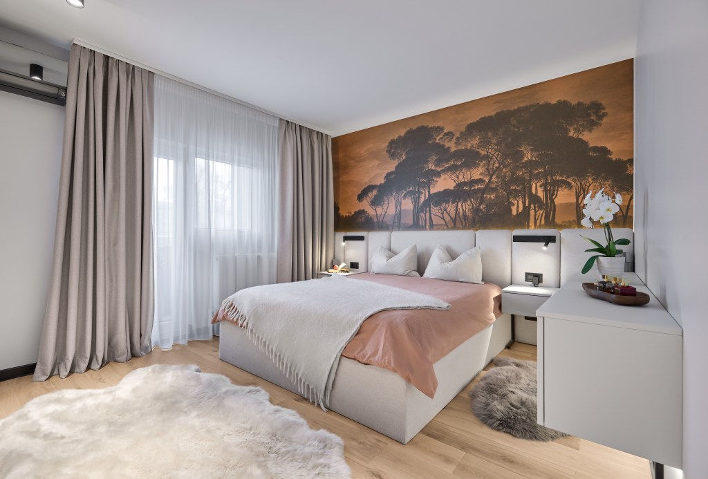 renovare apartament București decor perete dormitor cu tapet fototapet