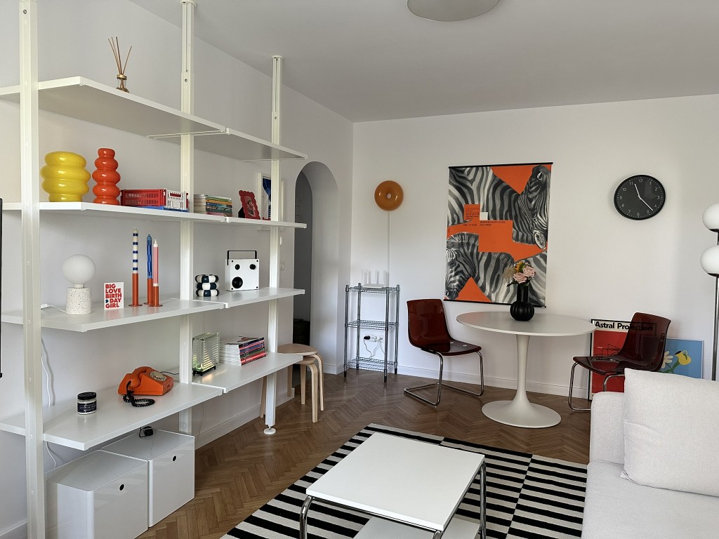 amenajare living cu accente colorate