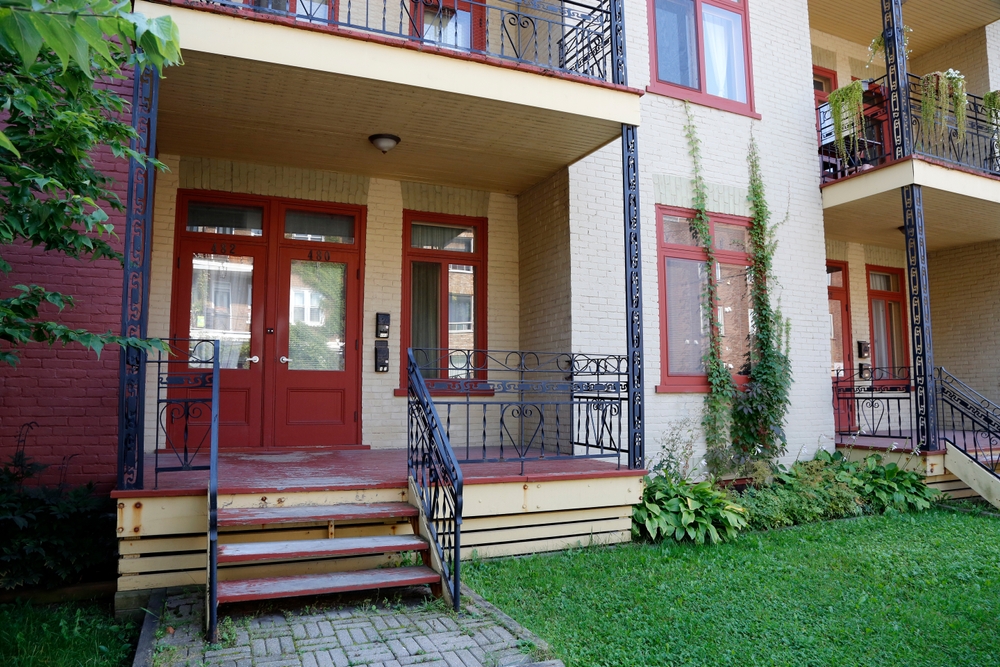 apartament la parter intrare ușa roșie in bloc