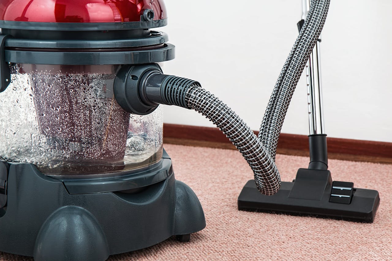 Aspirator cu tehnologie de filtrare prin apa abia folosit cu aburi in interior