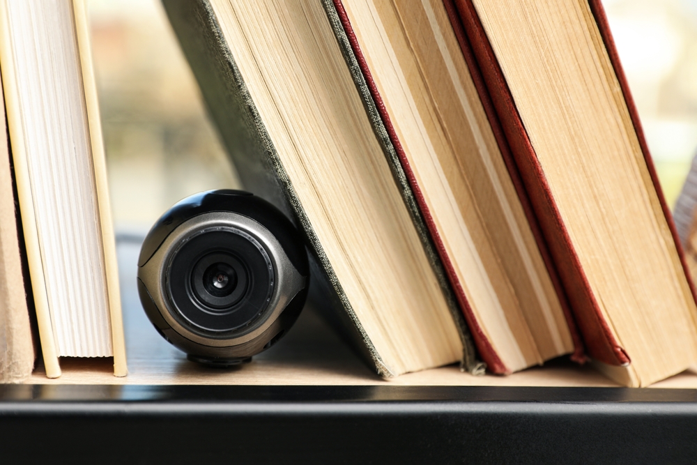 camera de supraveghere ascunsă intre cărți pentru siguranță casei