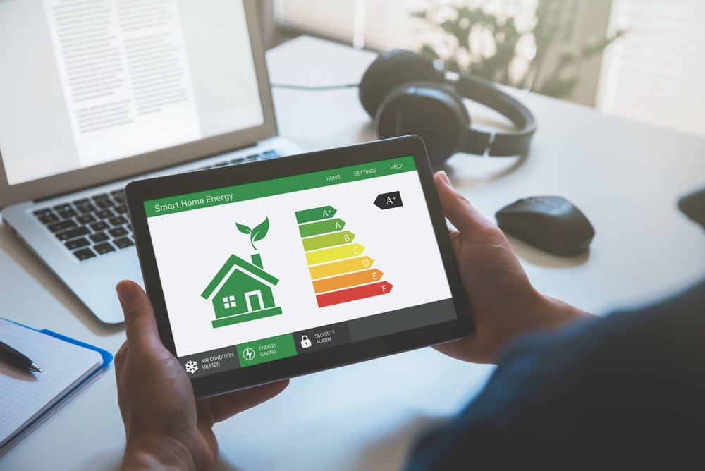 bărbat tine in mana reprezentare certificat eficiența energetica locuința pus pe tableta