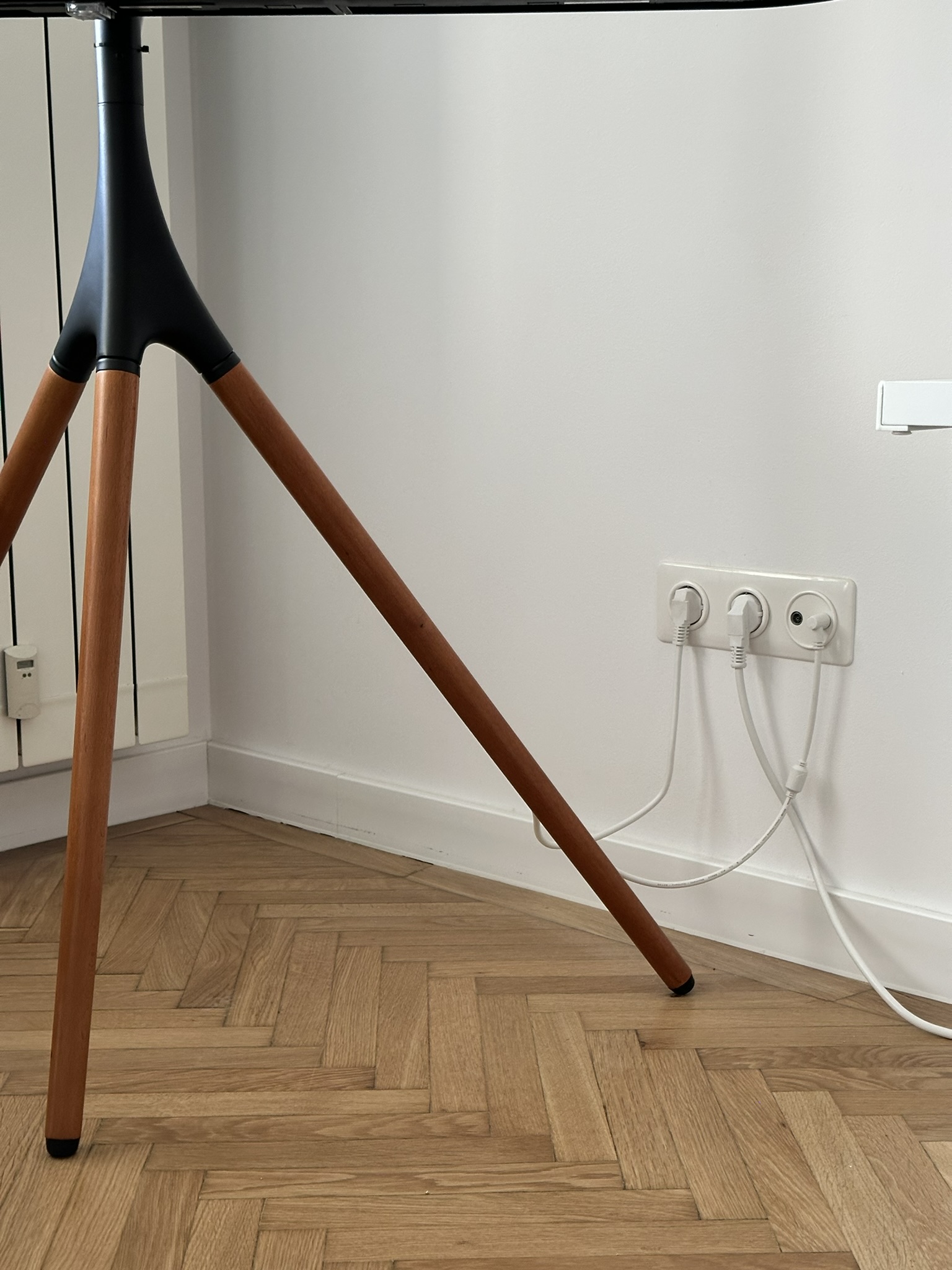 prize modulare din bachelita amenajare apartament pereti albi parchet lemn masiv