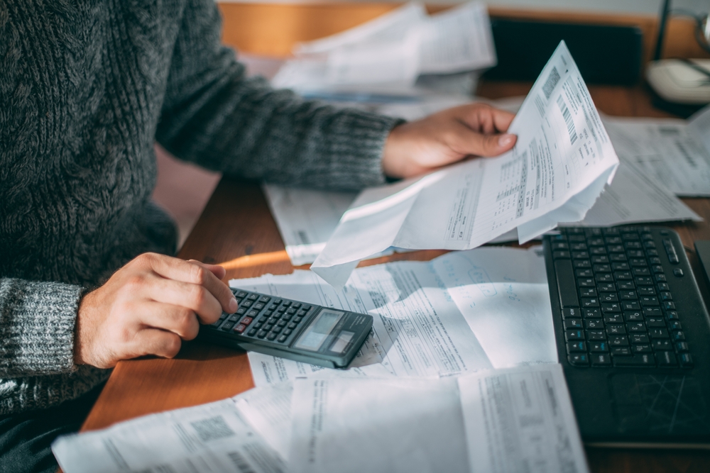 factura întreținere bloc luată la citit de proprietar cu pix si calculator