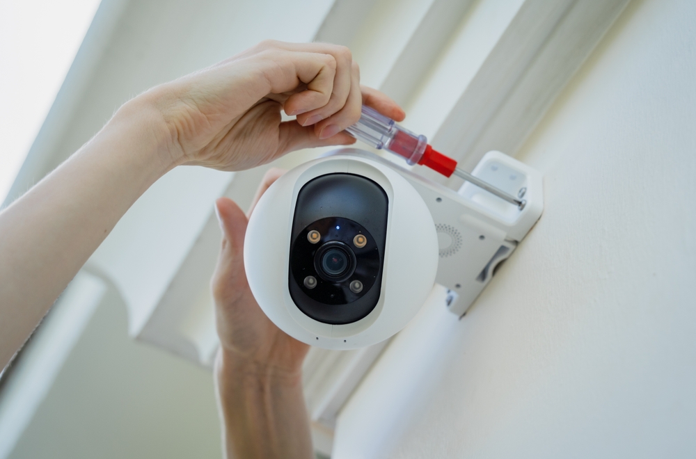 camera de supraveghere instalată la casa de către mana tehnician