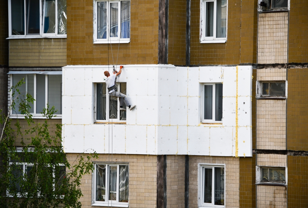 izolație exterioară apartament făcută cu autorizație de către lucrător