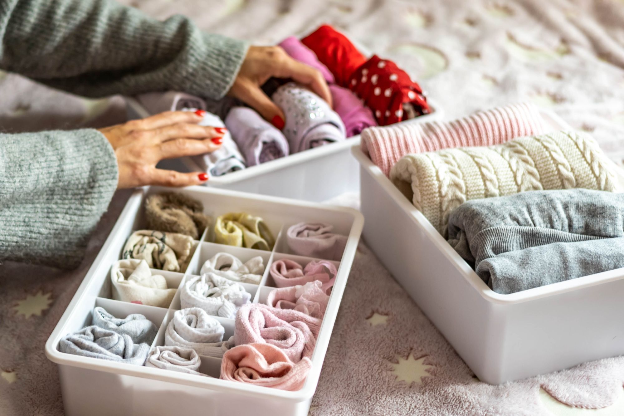 metoda japoneză de împachetat haine vertical în cutii mâini care aranjează pulovere sosete lenjerie intima