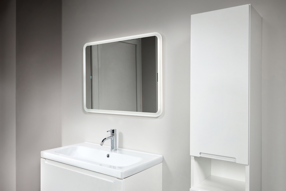 oglinda dreptunghiulară cu LED in baie alba modernă 